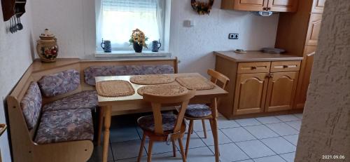 Apartment O1 - Gut ausgestattete 3-Zimmer Wohnung 78qm fur 1-3 Personen 1xDZ 1xEZ 7.7km von Trabitz entfernt