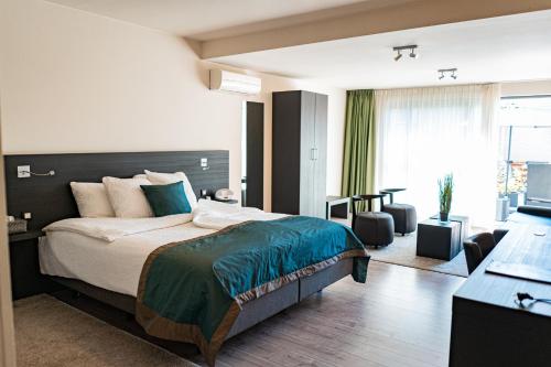 Abalona Hotel & Apartments in دينديرموند