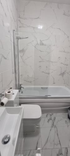 Abbey Lodge Hotel - B&B - image 3