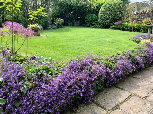 Bramble Cottage is a wonderful country cottage in the village of Hetton