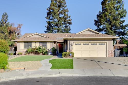 Cheerful 4 BR Home with Huge Outdoor Space & Parking home