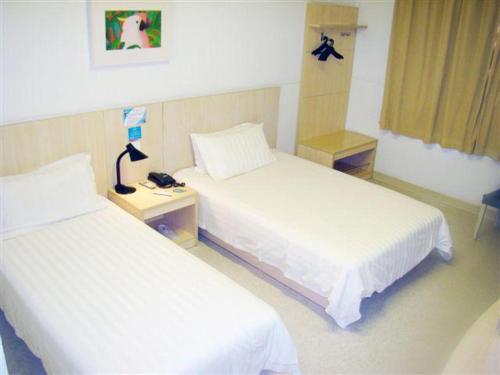a hotel room with two beds and two nightstands, Jinjiang Inn Shiyan Beijing Road in Shiyan
