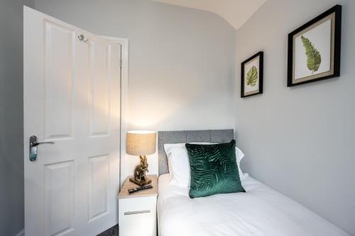 Mulberry House - Luxurious and Modern 4-Bed in Solihull near NEC,JLR, Airport, Resorts World, HS2