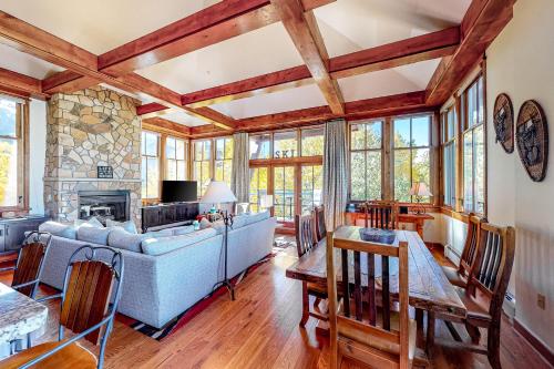Palmyra 4A - Panoramic Peaks Lodge