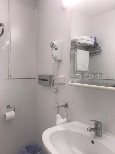 Edgecliff Lodge Motel - image 4