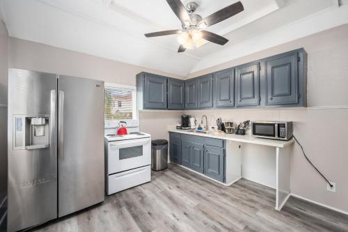 Chasing Sunsets / Walk to Beach / Spacious for Large Group