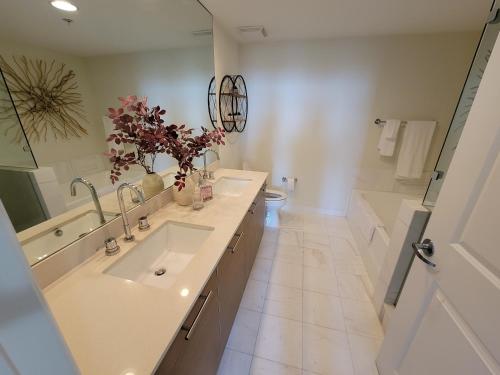 Bathroom, 2br2bd, Downtown, Cal King in Downtown