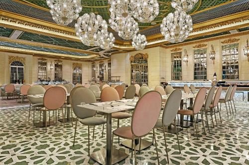 Restaurant, Hotel Alexandra in North Point