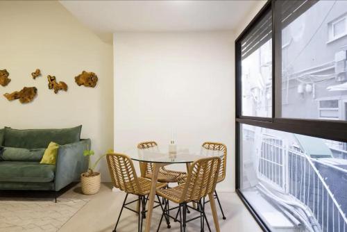 RENOVATED LARGE 3RM APARTMENT 5 MIN FROM THE BEACH - image 2