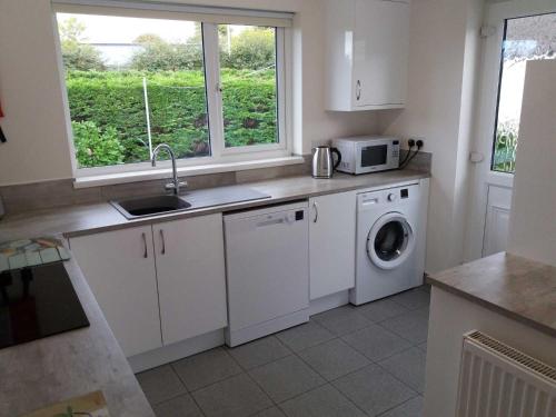 virtuve, Lough Conn Holiday Home by Trident Holiday Homes in Crossmolina