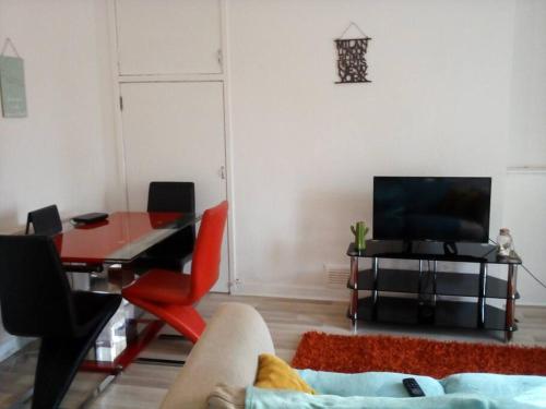 COP26 Lovely 2 Bedroom Flat with Balcony, Glasgow