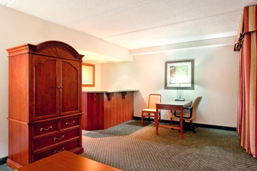 Holiday Inn Express Milwaukee - West Medical Center