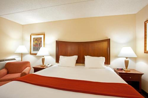 Holiday Inn Express Milwaukee - West Medical Center, an IHG Hotel