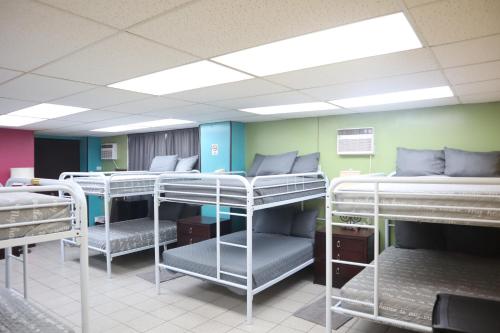 Shared Loft with 12 Full beds sleeps up to 24 - image 12