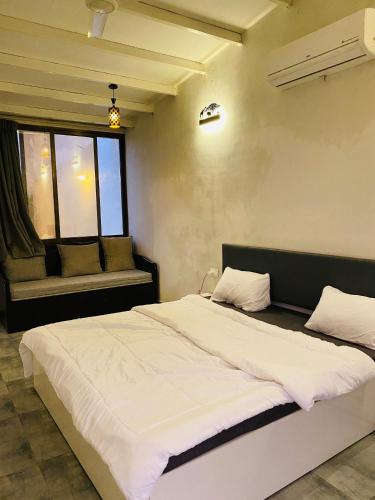 1 king bed, 1 sofa bed