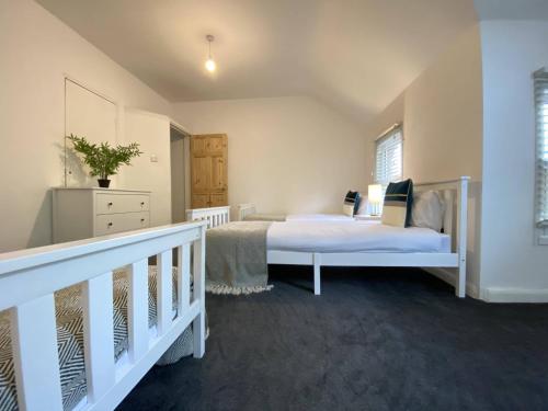 Central Entire House - Sleeps 12! gîte à louer Hucknall Torkard