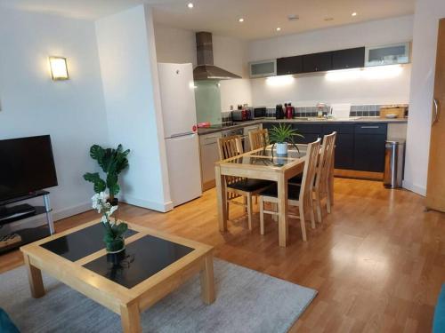 Large 2 Bed, 2 Bath, Free Parking & WiFi, Sheffield (foto 9)