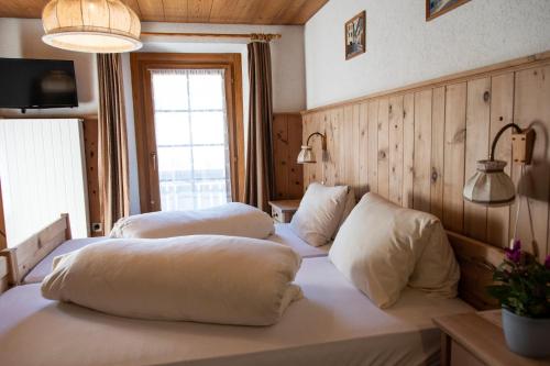 2 twin beds