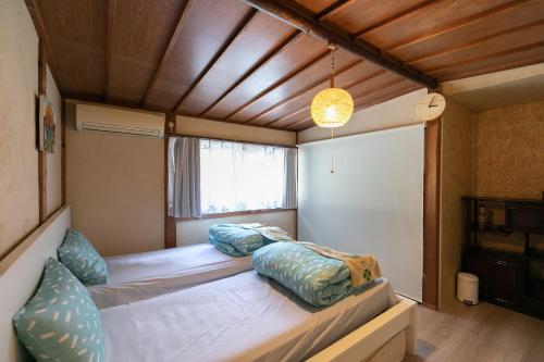 2 twin beds