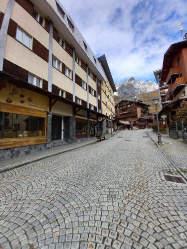 Newly modern apartment in the Heart of CERVINIA