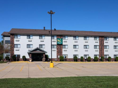 Quality Inn & Suites Bloomington I-55 and I-74 in Bloomington, Vereinigte Staaten von Amerika