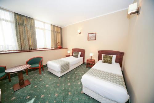 Retro Hotel - image 10