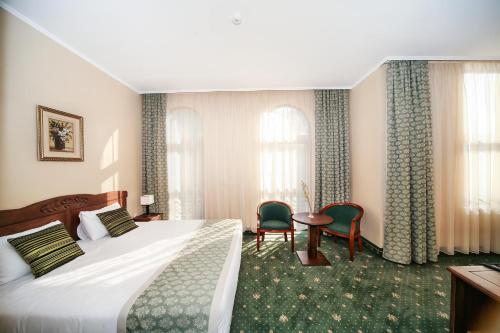 Retro Hotel - image 11