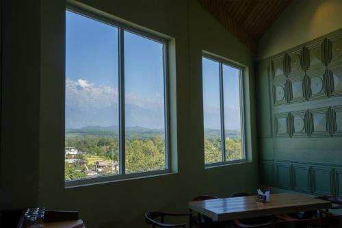 ห้องอาหาร, Hotel Clarks Inn Suites Kangra in กันครา