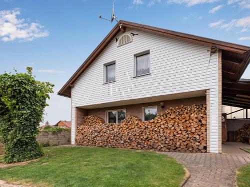 Holiday Home Penzion Jindřiška by Interhome (Holiday Home Penzion Jindriska by Interhome) in Tatobity