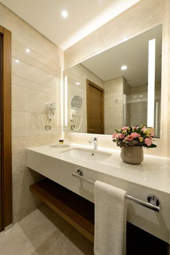 325119208 Holiday Inn Bursa - City Centre by IHG