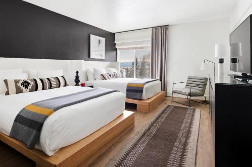 2 queen beds