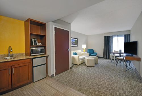 Holiday Inn Express & Suites Cincinnati Riverfront, an IHG Hotel