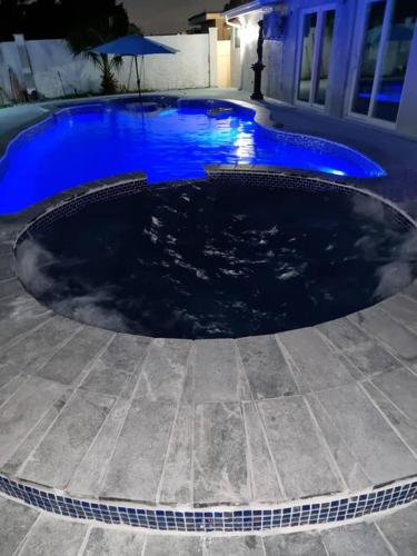 a large swimming pool with a large pool table, Luxurious House With Bautiful Pool HEATER INCLUID in Miami (FL)