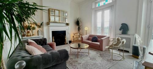 Elegant 5 bed 4 bath 'Vogue House' Parisian style home