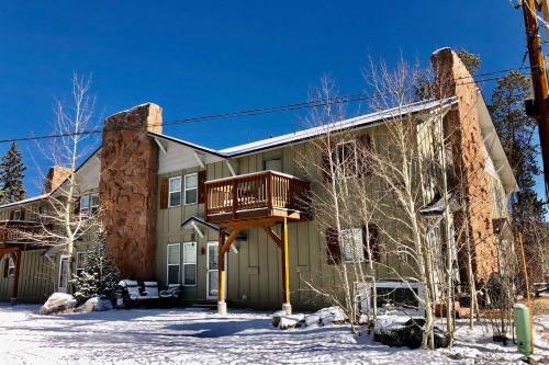 Cozy-Chic Condo with Mtn Views 3 Mi to Slopes!