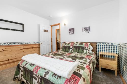 Shady Bear Log Style Cabin, in Upper Moonridge, Near Slopes w/ Arcade & Games