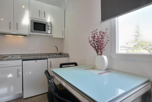One-Bedroom Apartment image 6