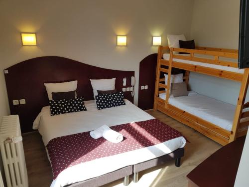 1 double bed, 2 bunk beds