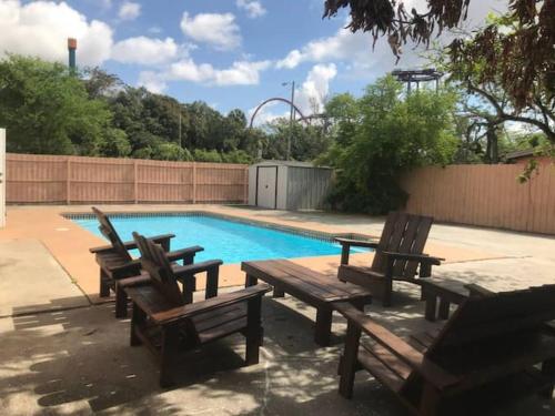 Pool Home Behind Busch Gardens