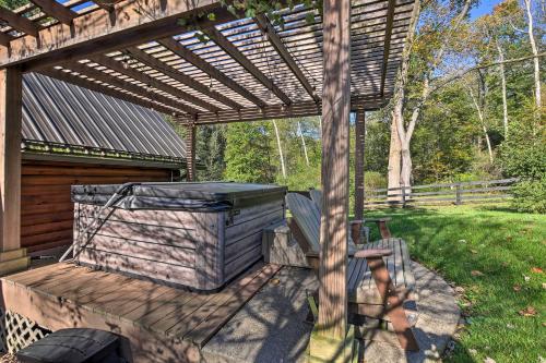 Rustic Dundee Log Cabin with Hot Tub and Forest Views!