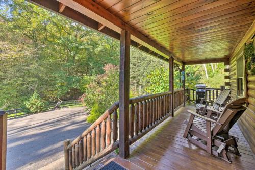 Rustic Dundee Log Cabin with Hot Tub and Forest Views! in 坎頓市中心