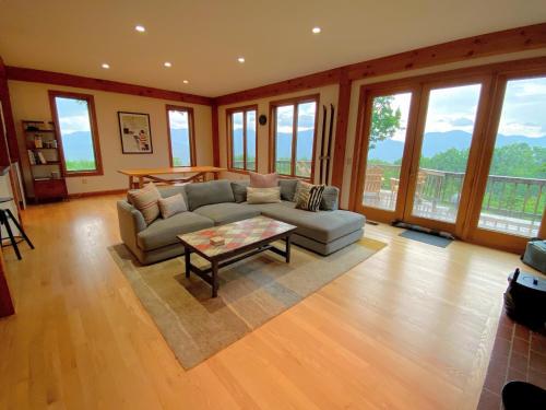 NEW Stunning home with breathtaking views, outdoor cedar sauna, great location