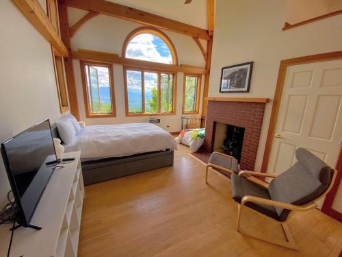 NEW Stunning home with breathtaking views, outdoor cedar sauna, great location