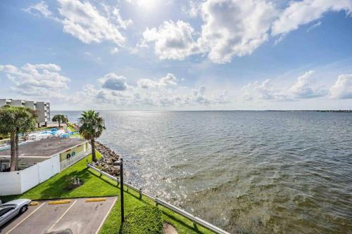 Bay View Pool, Minutes to Airport & Downtown