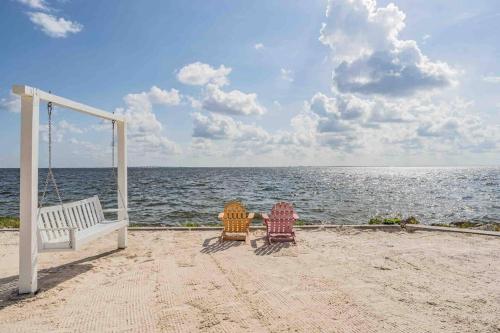 Beach, Bay View Pool, Minutes to Airport & Downtown in Pelican Island