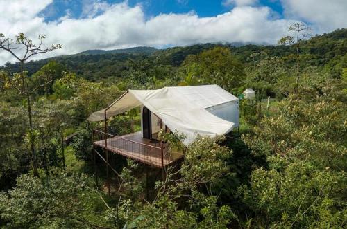Garza del Sol Glamping Rio Celeste Buganvilia