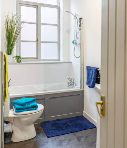 Picture of Lovely, Central, 1 Bed Apartment (Sleeps 4) With Free Parking