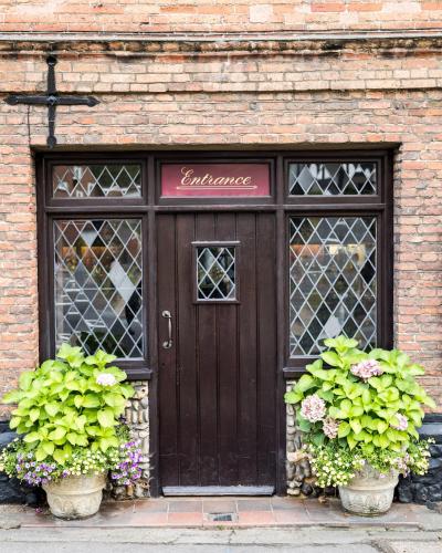 . The Red Lion Eaton