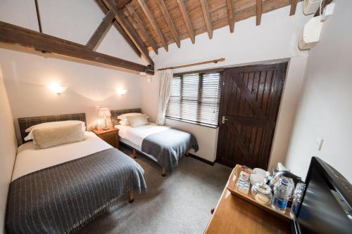 2 twin beds