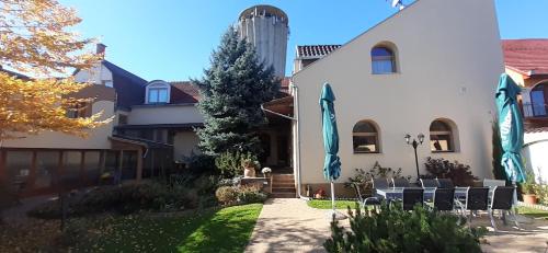 Exterior view, Kenguru Panzio es Csarda in Hodmezovasarhely
